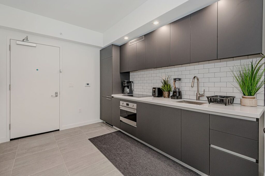 Full kitchen